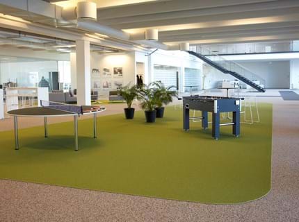 afpasset Fraster tæppe grøn på kontor